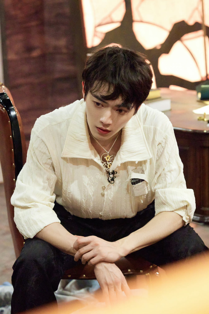 许凯密室大逃脱深海迷航剧照白衬衫造型的soso