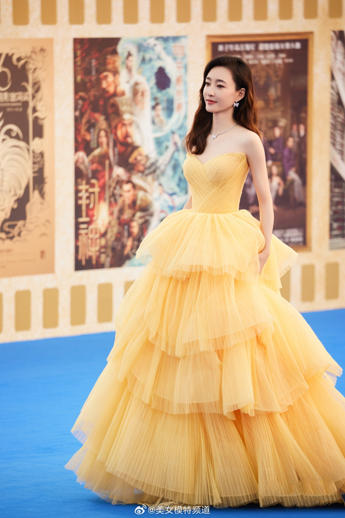 王丽坤米色抹胸裙好美