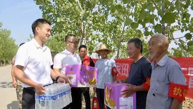河南正阳县人大代表用心用情助"三夏" 捐赠物资获民赞