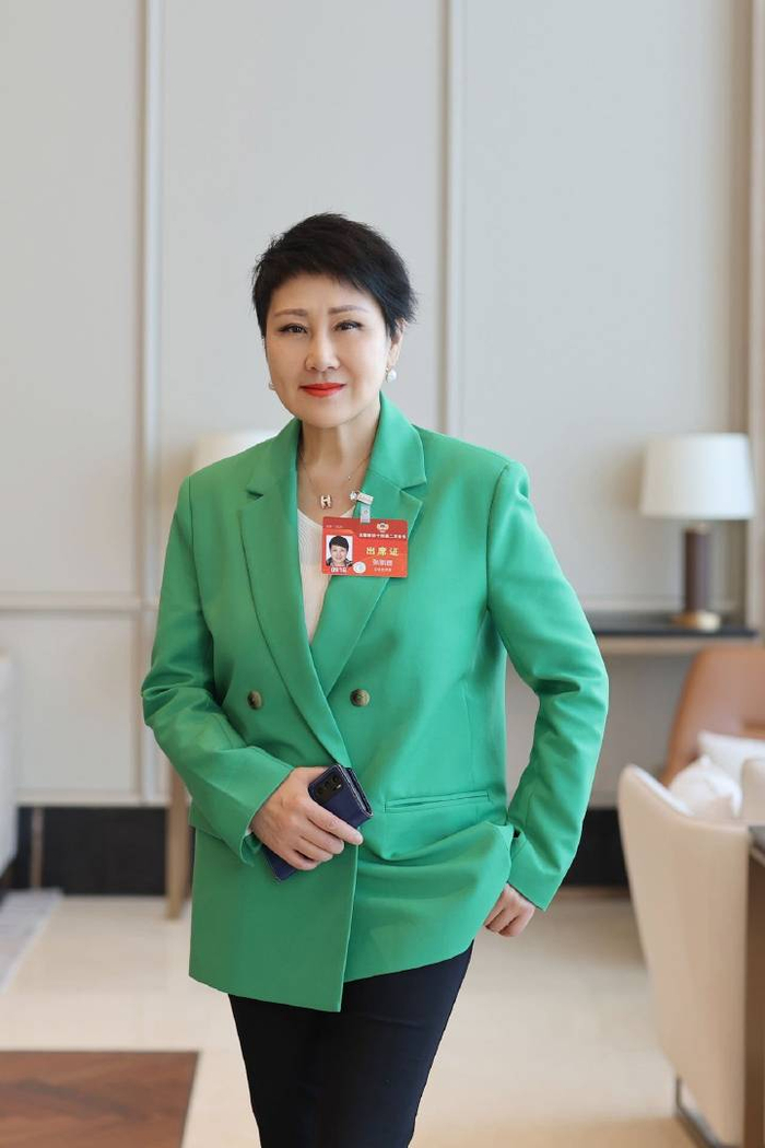 凯丽两会再出金句获网友力挺,认真履职热心公益传递社会正能量|张凯丽