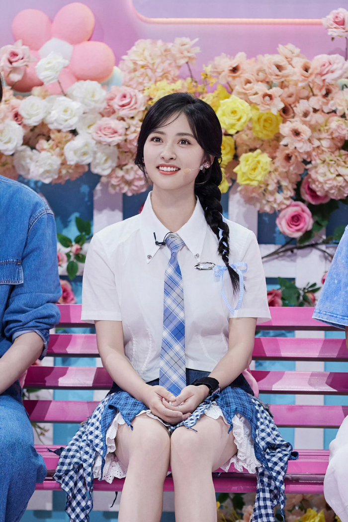 沈月白衬衫单边麻花辫,期待和沈月今晚见啦