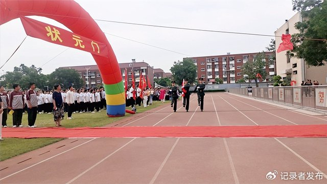 随着一声声战鼓响起,唐山市第十二高级中学的400余名高三学子,举着"