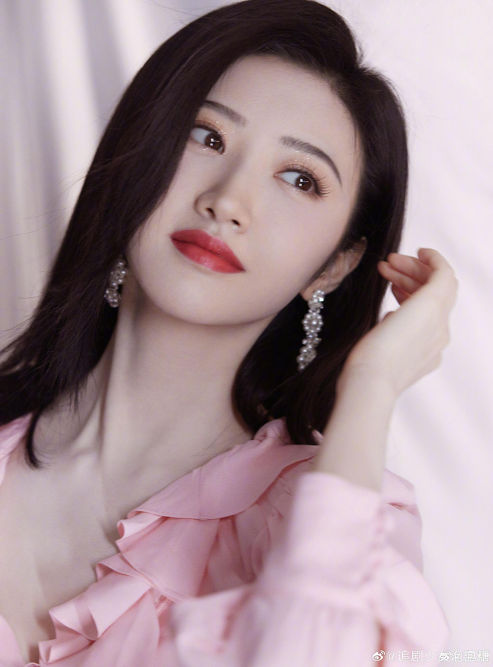 景甜晒一组藕粉连衣裙卷发造型周四营业照|景甜|藕粉|营业_新浪新闻