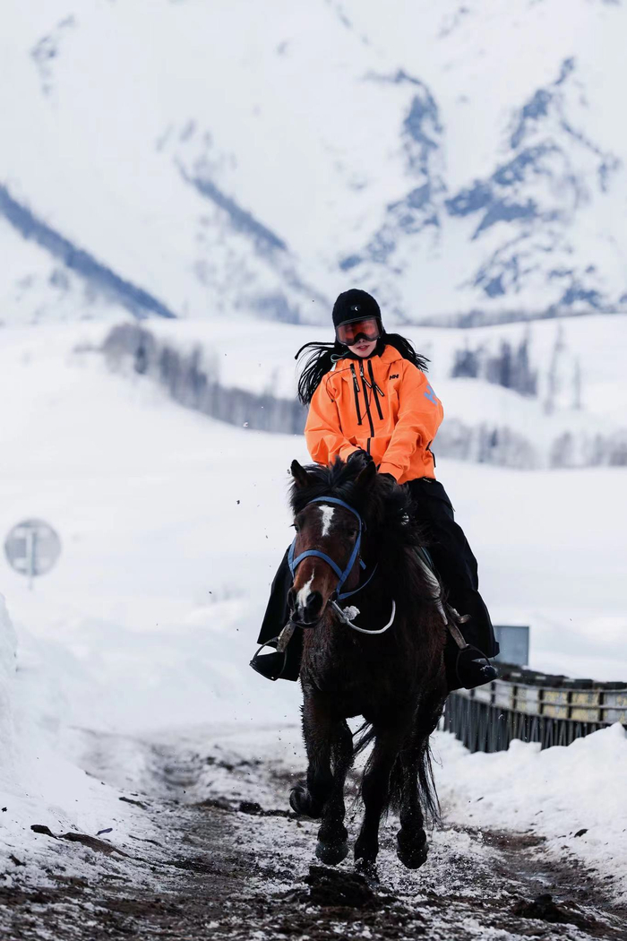 看到李冰冰在雪地上骑马我被她的帅气所征服