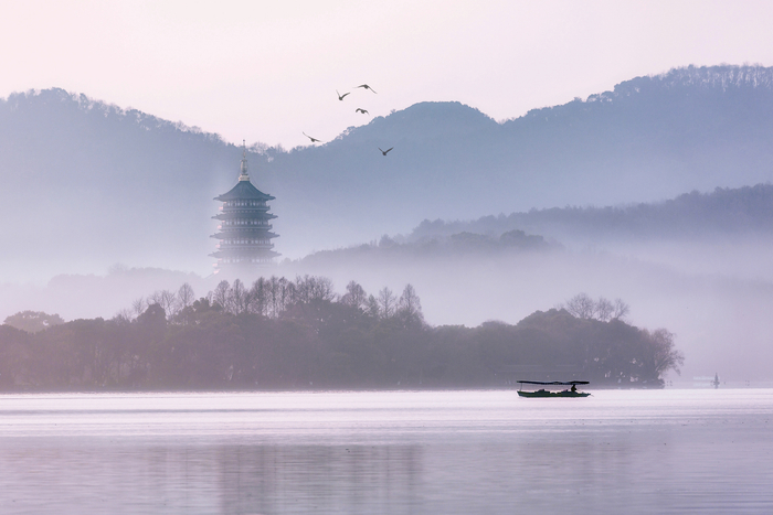 在杭州的心脏,一幅水墨画般的美景绽放——那就是西湖