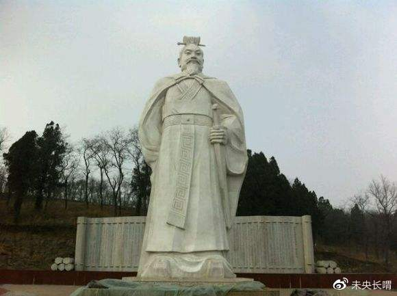 刘裕出身寒微,平定桓玄后逐步崛起,北伐灭掉众多割据政权