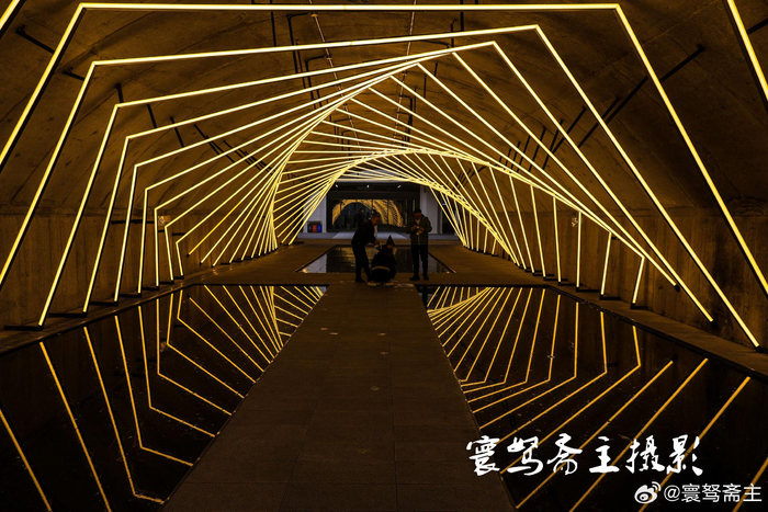 现在老桥早已不见了踪迹,这里却因一个酷炫的新公路桥桥洞成了重庆新