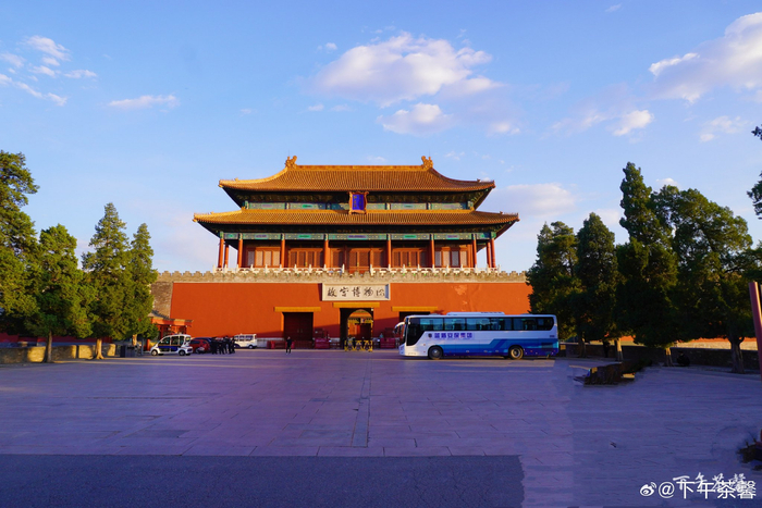阳光下的北京故宫 摄影__财经头条
