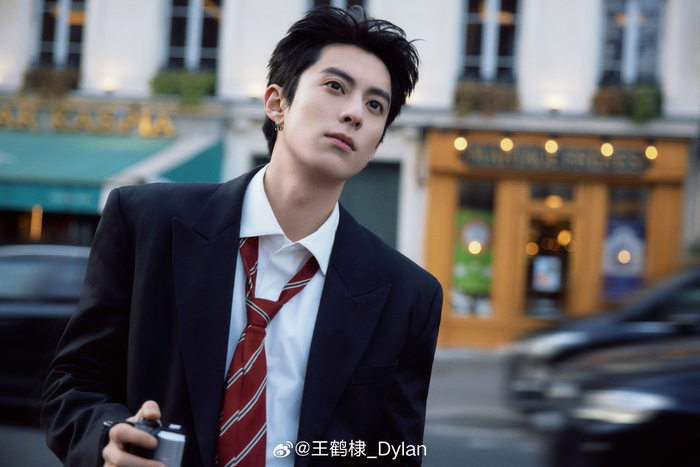 王鹤棣庆祝出道八周年__财经头条__新浪财经