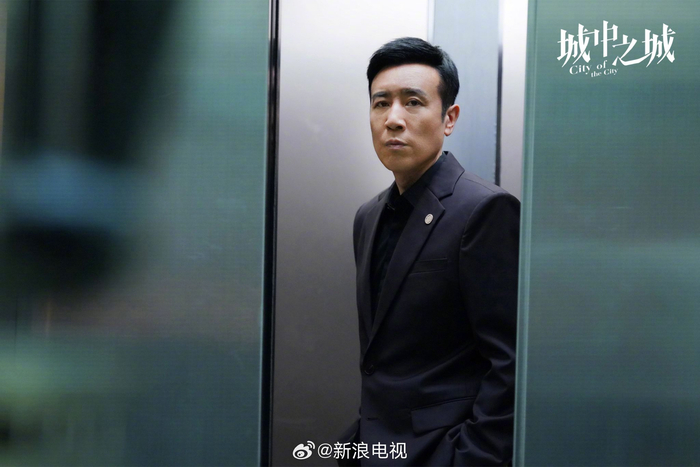 眼神锐利,捕捉每一丝风向,现实复杂多变,夹缝中试探人性底线