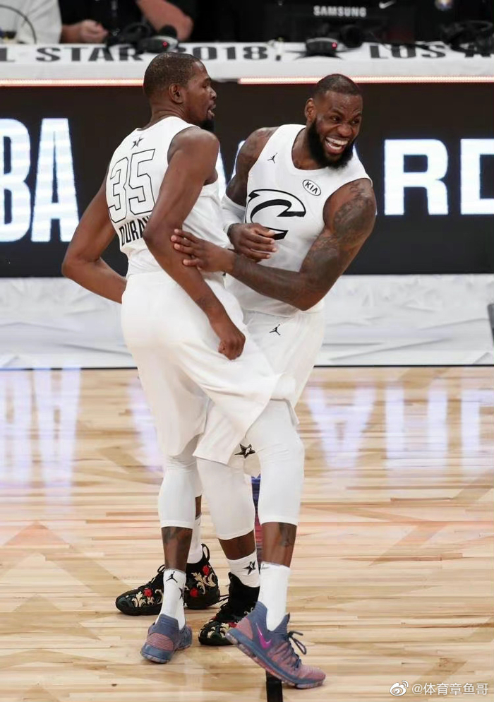 从宿敌到队友的传奇篮球旅程