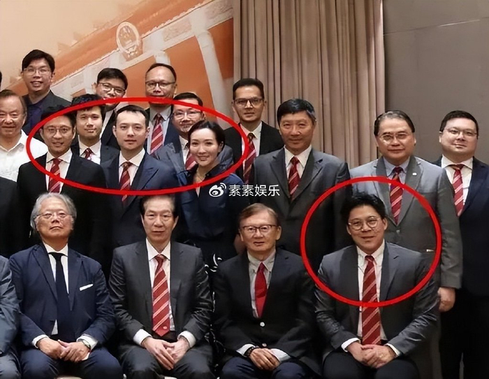 何超欣霍启文同框出席活动,像一对豪门情侣,24岁何超欣又漂亮了|何超