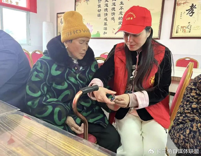 志愿者为老人修剪指甲