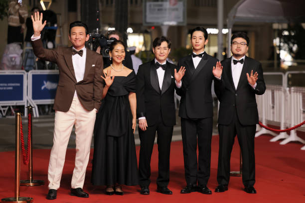 《老手2》导演柳承莞,黄政民,丁海寅,张允珠等主创亮相戛纳红毯