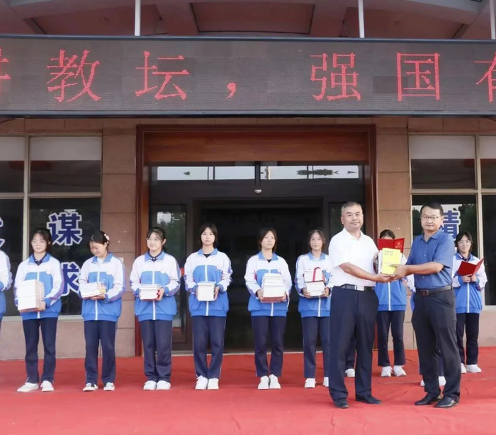 张增波律师为高密四中文慧学校捐赠图书并获聘为法治副校长