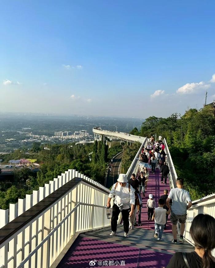 据小伙伴: 最近成都很火的龙泉山城市森林高空栈道