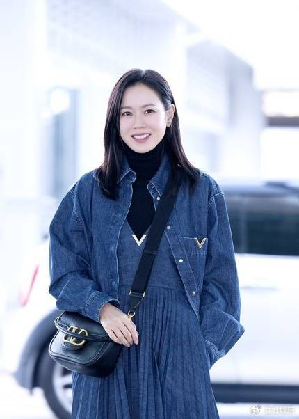 孙艺珍穿牛仔裙简约时尚对镜头比心温婉甜美