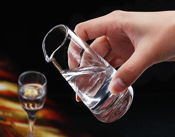 白酒的斟酒方法