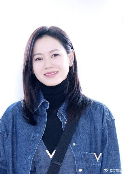 孙艺珍穿牛仔裙简约时尚对镜头比心温婉甜美