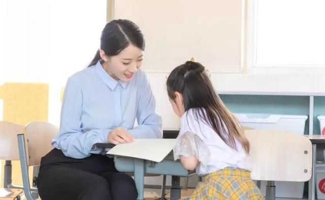 母亲举报父女“合谋”补作业,如今全校周知,孩子:我是捡来的吧