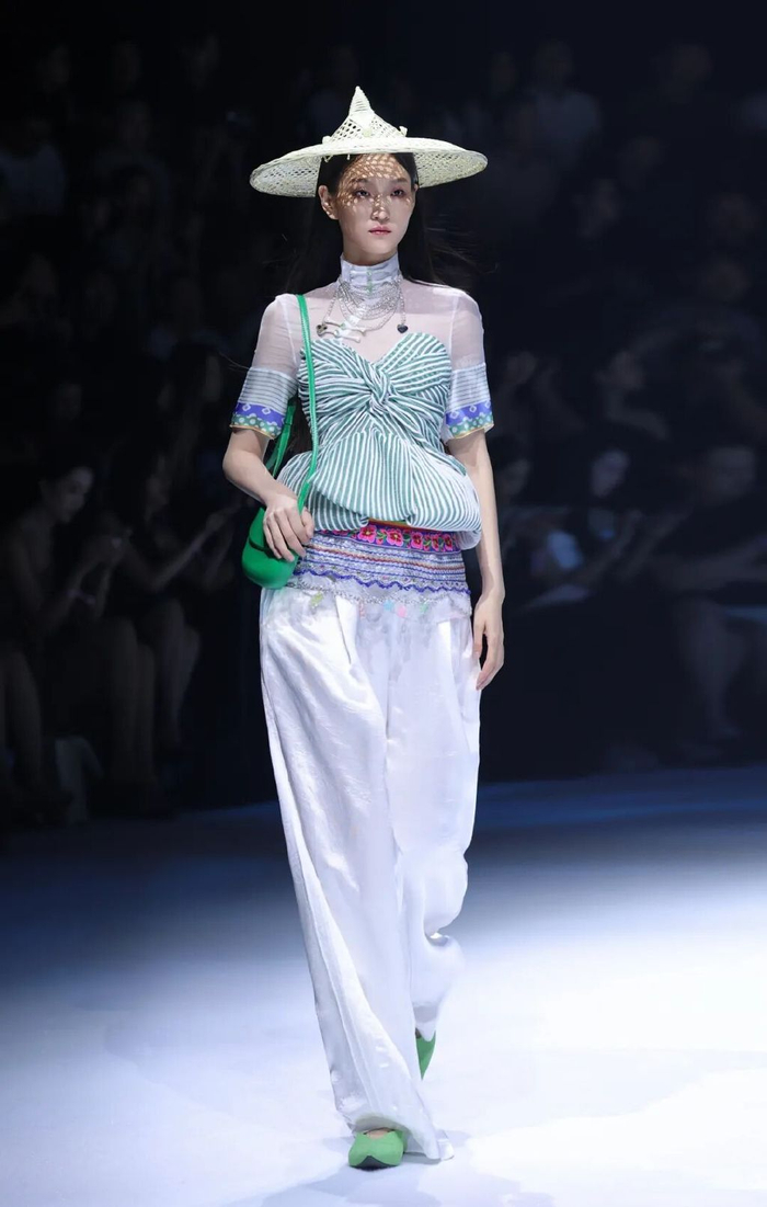 惠女繁花胜似锦·陈宇 | 中国国际时装周闭幕大秀__财经头条__新浪财经