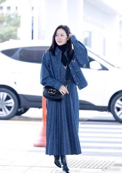 孙艺珍穿牛仔裙简约时尚对镜头比心温婉甜美