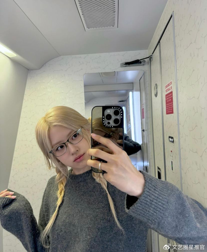 lisa凉透了朴彩英心情大好背爱马仕晒16张绝美自拍吃雪糕庆祝