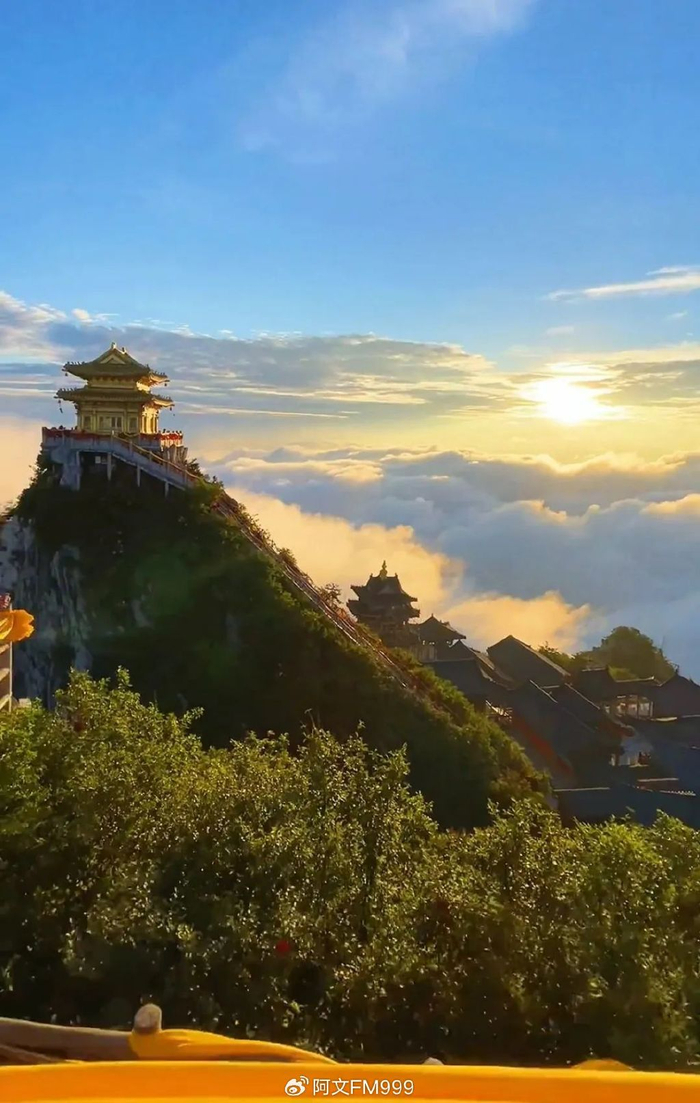 惠风和畅,天浴暖阳,不妨到老君山感受山水笔墨,天地悠长
