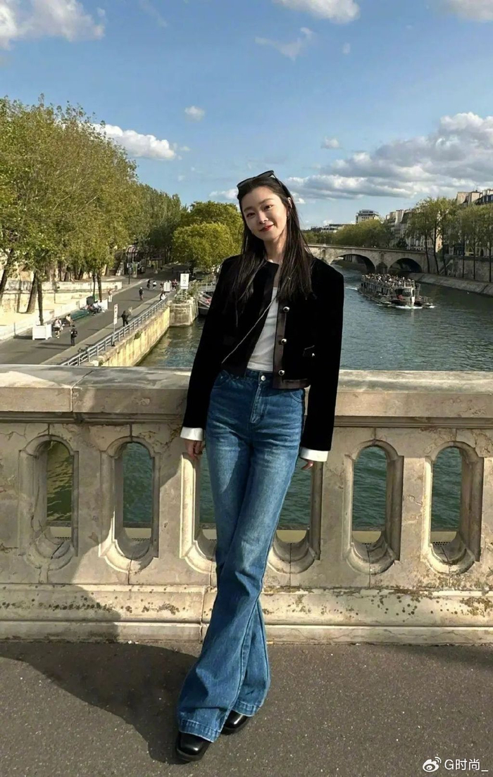 宋轶带火了"简约显贵"穿搭:黑色短外套 牛仔裤,高级又洋气