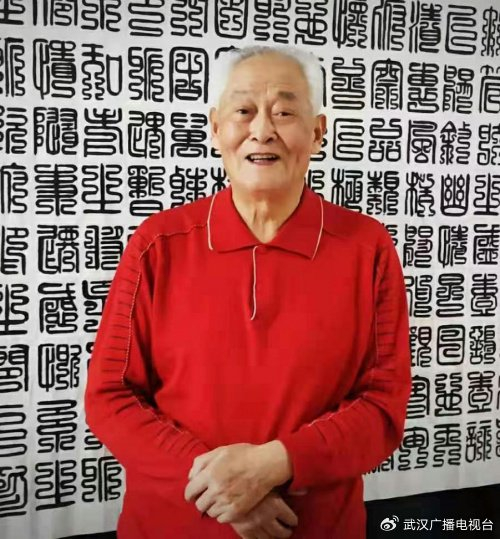 72 代后裔,幼年承蒙孔府衙内文职官员金效韩的艺术熏陶,从小酷爱书法