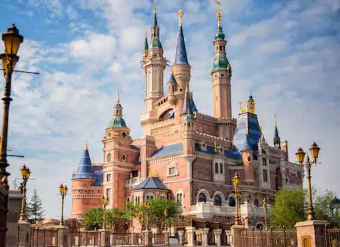 上海迪士尼乐园城堡 图源:上海迪士尼度假区官网比如,投资30亿元以上
