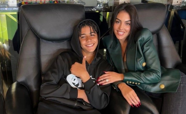 带孩子看台观战,与迷你罗自拍,女儿好萌|利雅得|乔治娜|c罗_新浪新闻