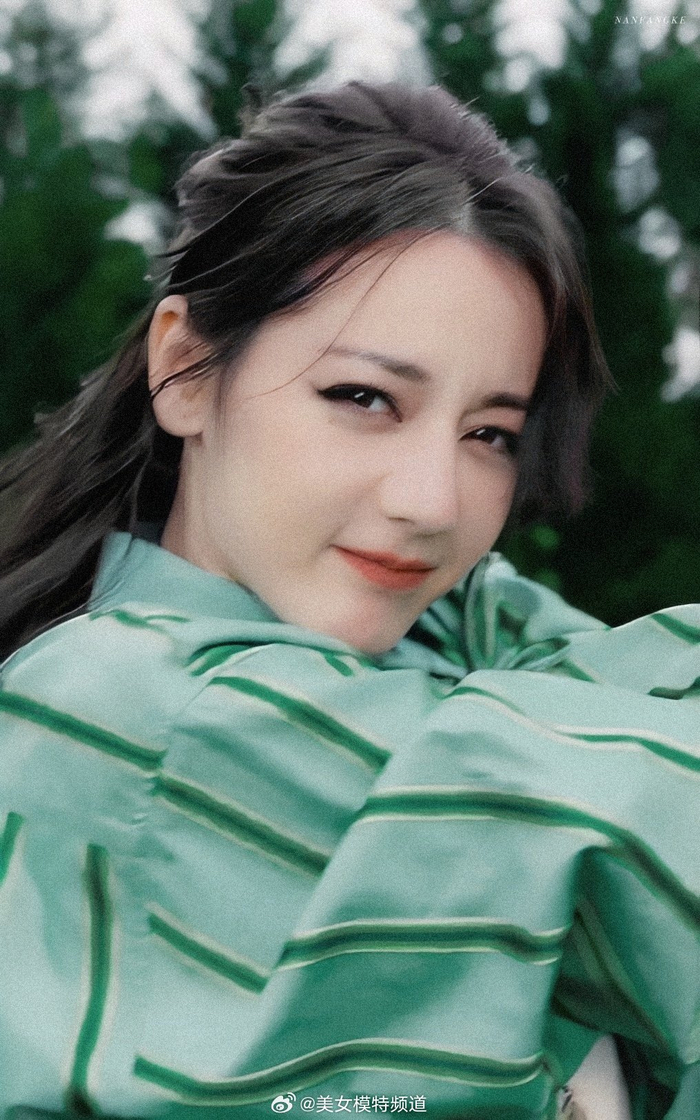 迪丽热巴绿衣烟熏妆可爱又妩媚