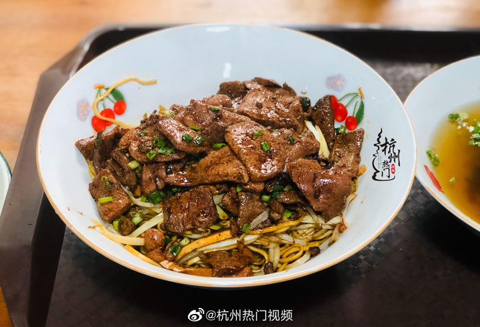 小狗面馆坐落于河东路78号老杭州十大面馆之一肉丝拌川 猪肝 大