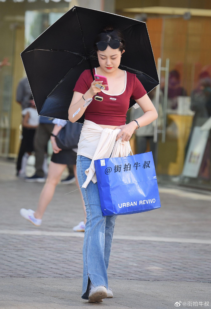 打扮时尚的小姐姐