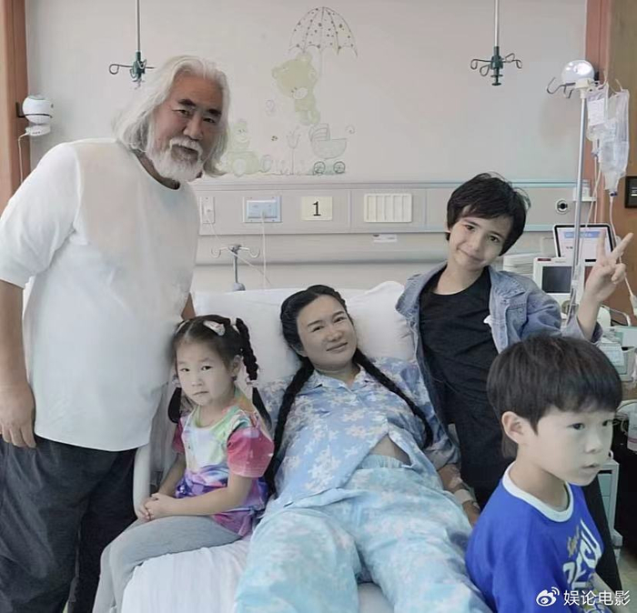 张纪中官宣老婆第四胎出生,是个女儿,一家六口幸福合影