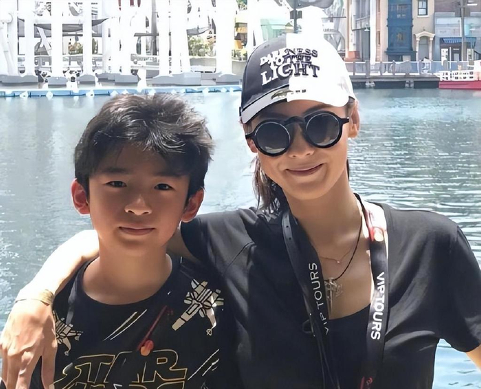 谢霆锋张柏芝同现澳洲,外界猜测二人可能会复合,经纪人火速辟谣|辟谣