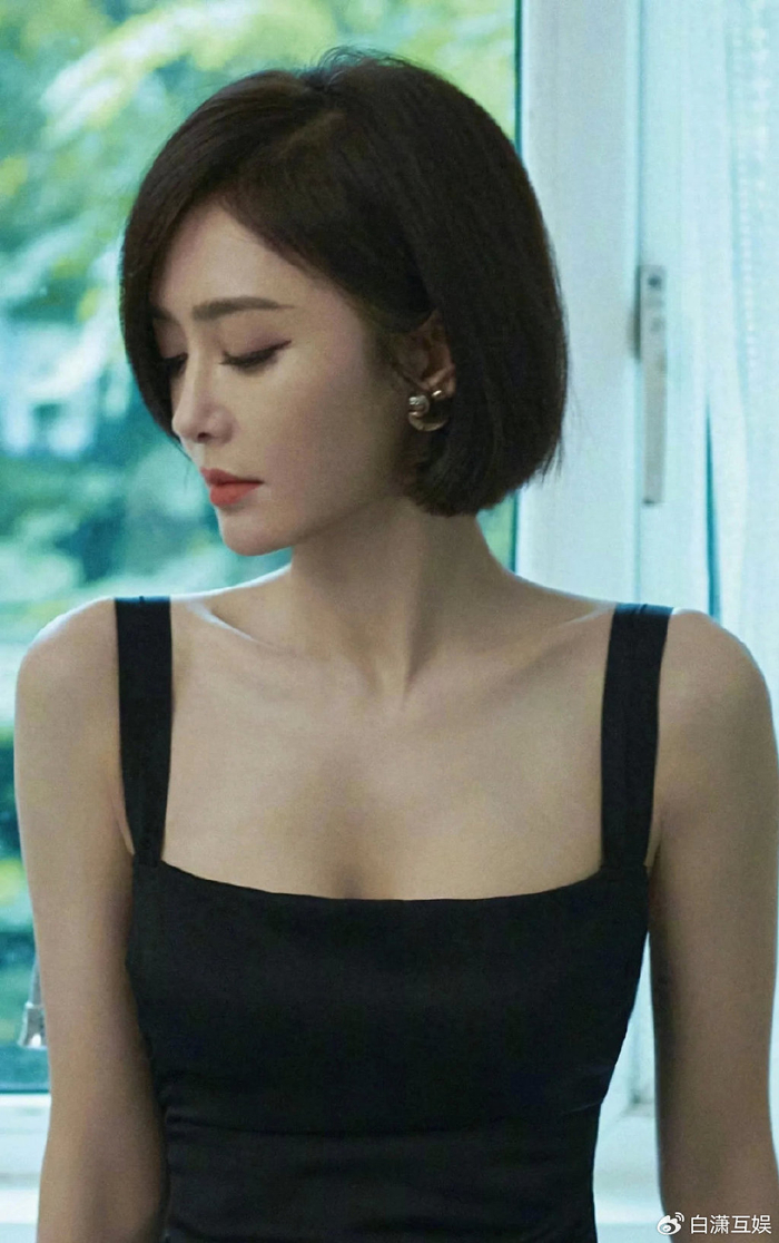 秦岚低胸黑裙,美腿光滑