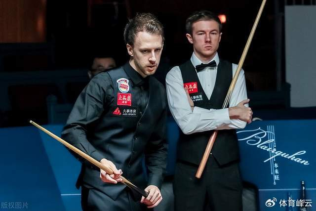 利索夫斯基在赛后采访中向特鲁姆普（左）抒发了敬意