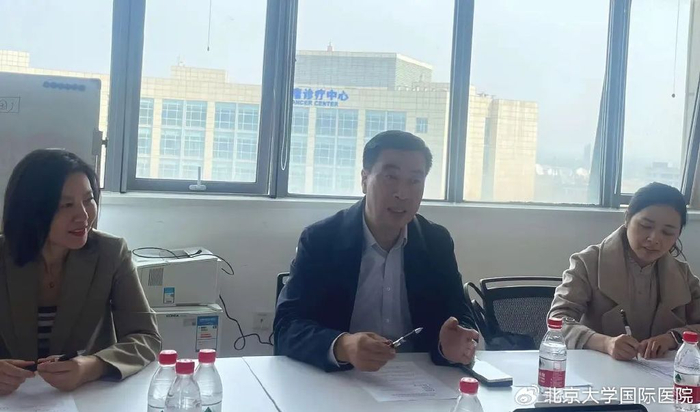 我院国际部副主任王舜,国际部-渠道运营部副主任刘昊向调研小组详细