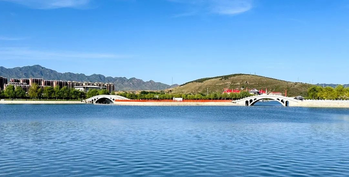 亲水休闲为一体的综合性的旅游景区,四季有景,风光无限,目前,涞源湖已