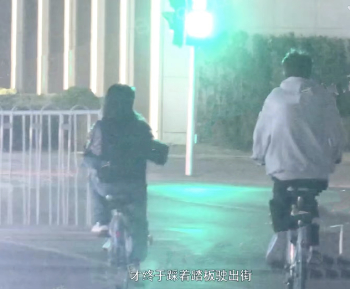 沈月和王敬轩为田鸿杰庆生,同回小区互动开心,二人关系引猜测