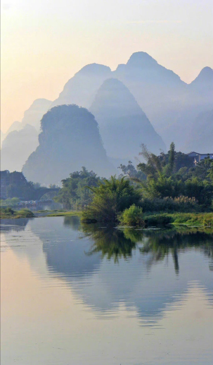 " 远山翠黛,近水含烟 .