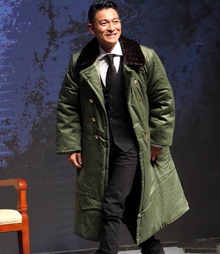 当然了刘德华在早期的电影画面中也有穿军大衣的场面,看来刘德华这次