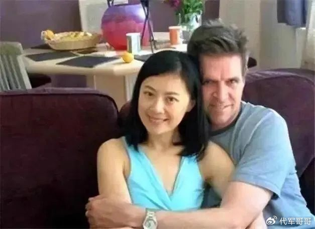 前央视主持人姜丰:事业巅峰时远嫁英国却离婚,如今53岁回国捞金__财经头条__新浪财经