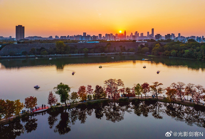 极美南京前湖秋色晓月日暮