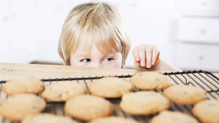 零食不是洪水猛兽，别总是禁止孩子吃零食，会吃零食的孩子更健康