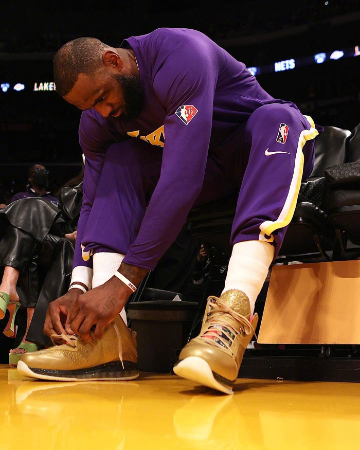 詹姆斯在今天的圣诞大战中上脚了 lebron 8 watch the