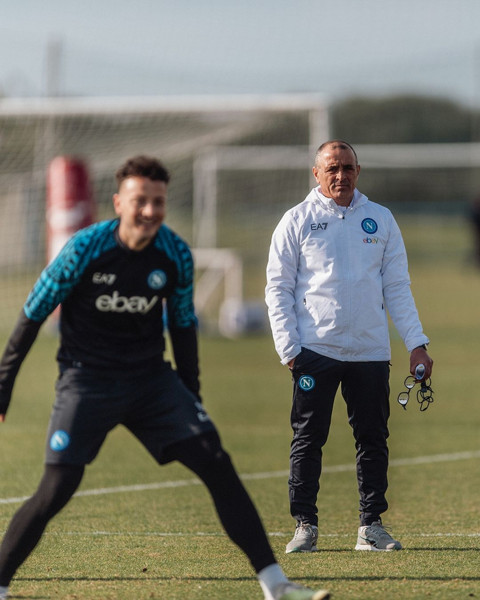 欢迎重返那不勒斯训练基地弗朗切斯科