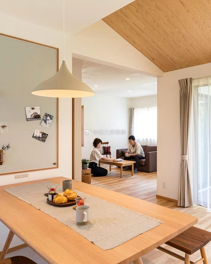 一套日式一户建的设计,用的木质装修风格,干净舒适